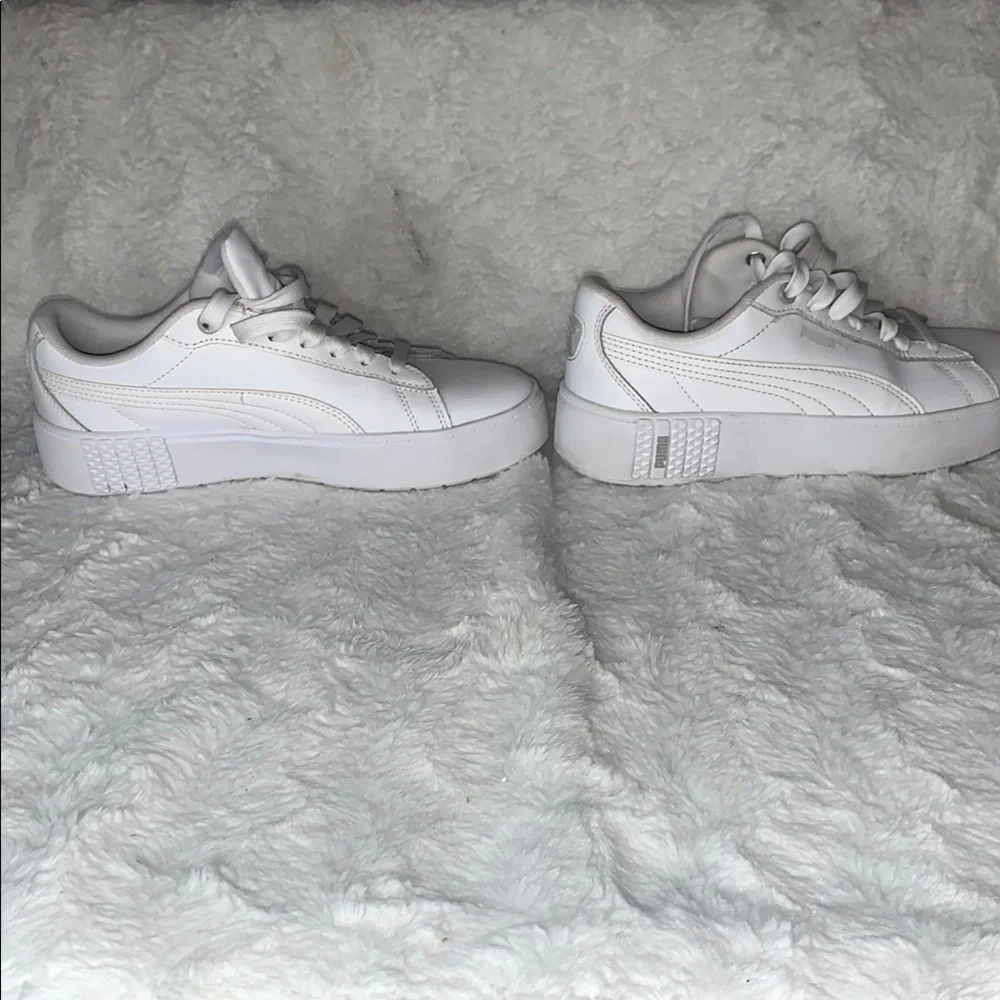 Like New PUMA White Sneakers - Picture 7 of 8